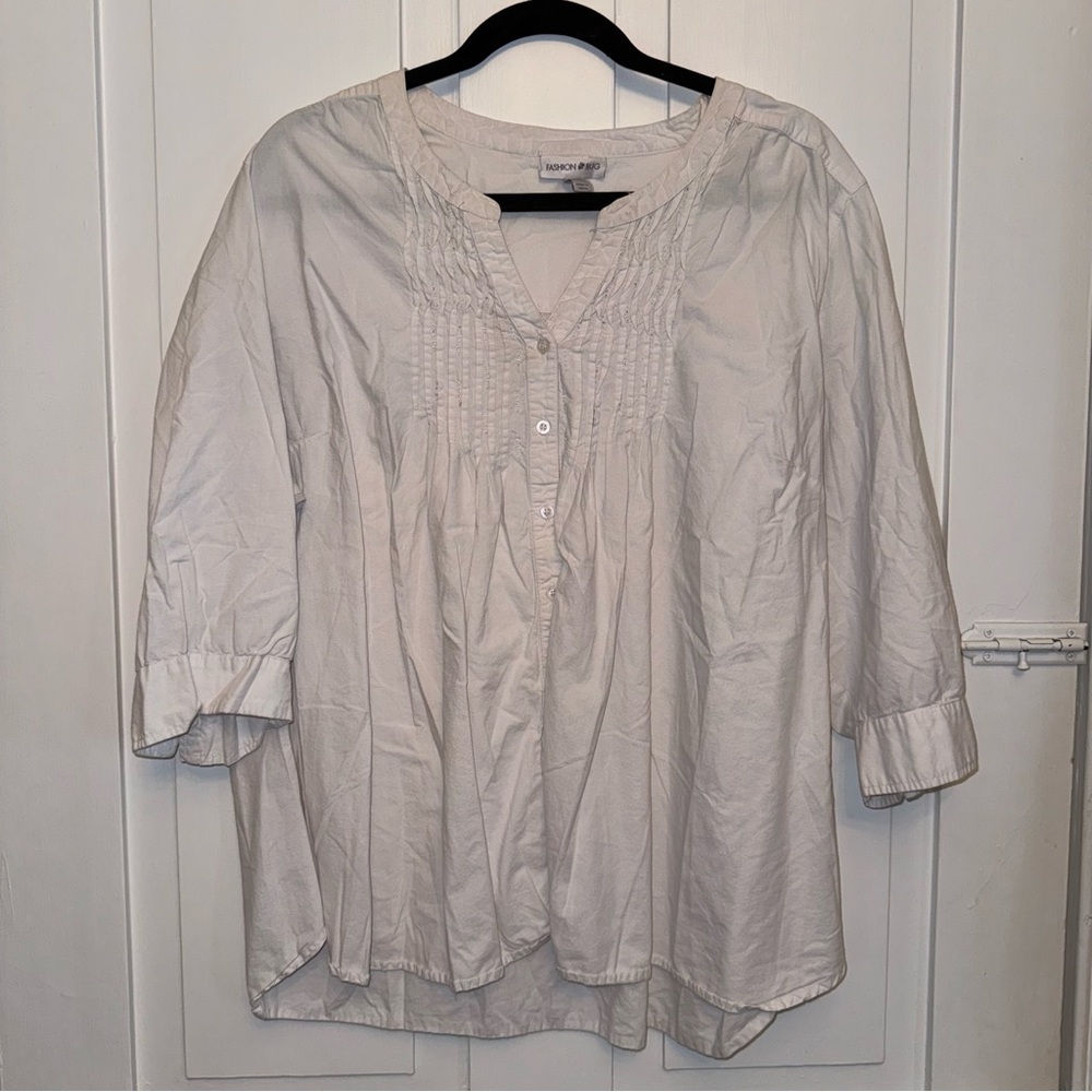✨fashion bug white button down top✨
